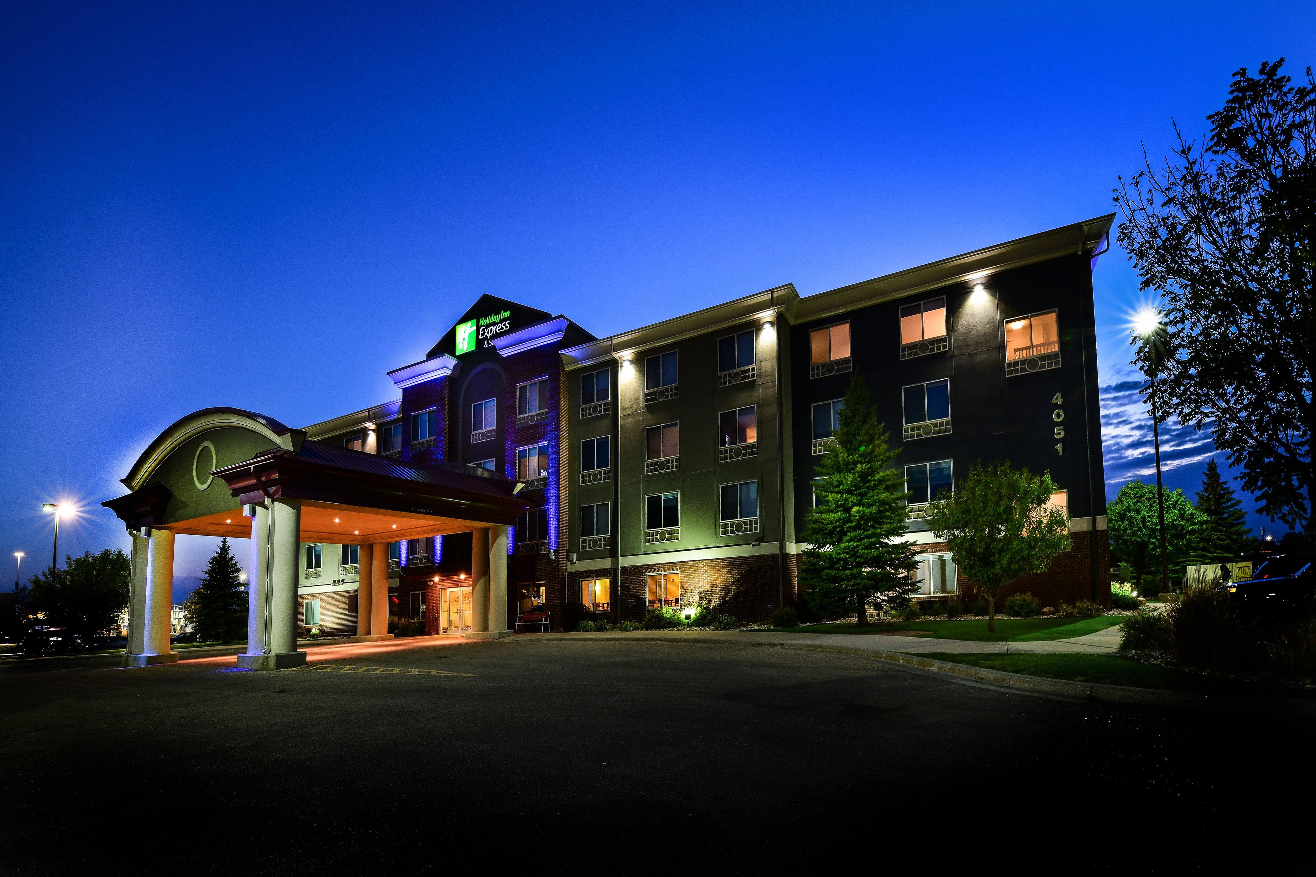 Holiday Inn Express Hotel & Suites Grand Forks, An Ihg Hotel Exterior foto