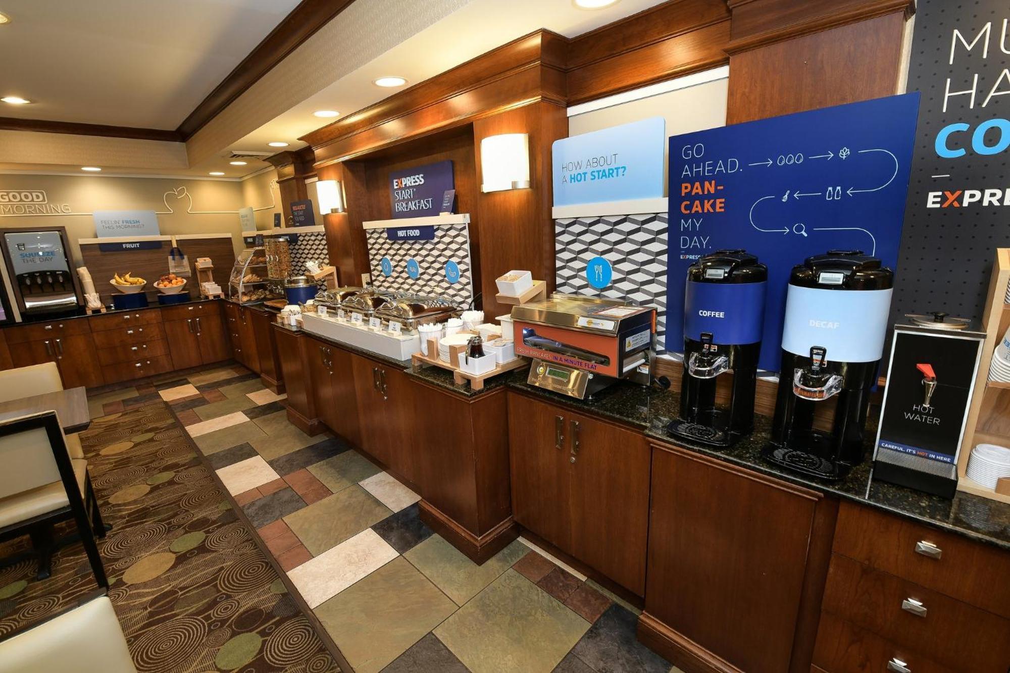 Holiday Inn Express Hotel & Suites Grand Forks By Ihg Exterior foto