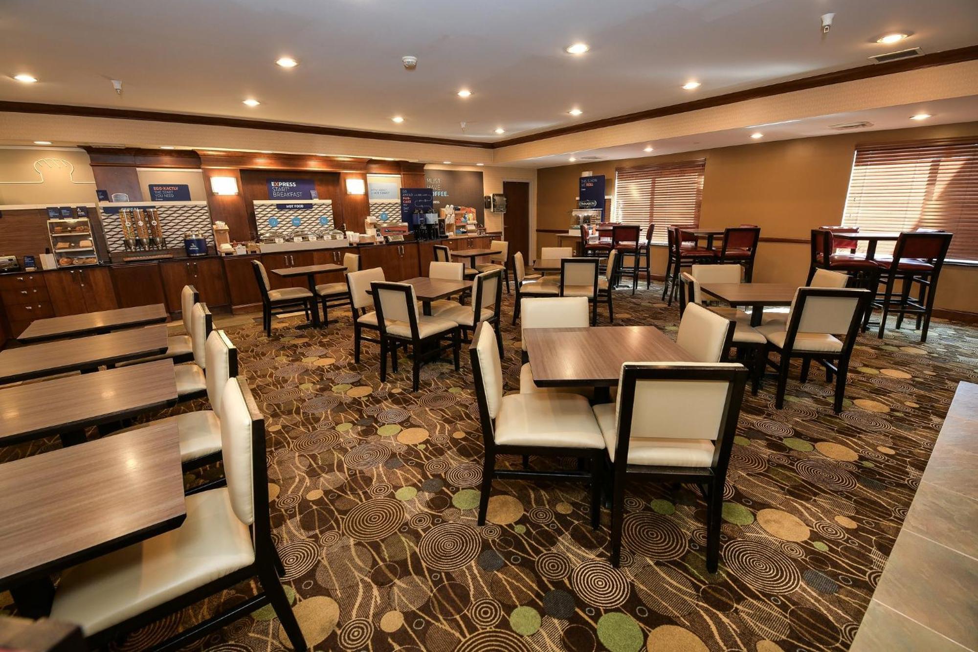 Holiday Inn Express Hotel & Suites Grand Forks By Ihg Exterior foto